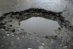 Старооскольские власти заплатят автомобилистке за яму на дороге более 160 тысяч рублей