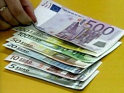Евро упал ниже 58 рублей впервые с 13 ноября