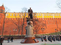 Около Кремля открыли памятник Александру I