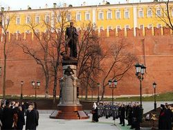 Памятник императору Александру I открыли в Москве
