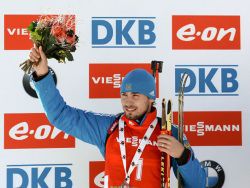 Биатлонист Шипулин завоевал золото в масс-старте в Словении