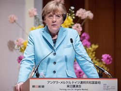 Меркель потребовала в Японии продлить санкции против России