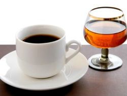 Одна чашка кофе в день компенсирует вредное воздействие алкоголя