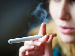 Реклама электронных сигарет побуждает к курению табака