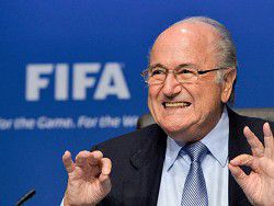 Блаттер уходит, чтобы снизить давление на ФИФА