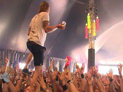 Голландский музыкант поймал стакан пива, стоя на руках у толпы