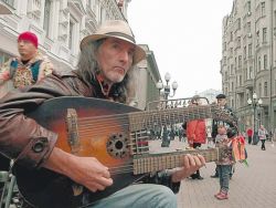 Полицейские "душат" песни уличных музыкантов