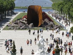 Скульптура вагины удивила туристов в Версале