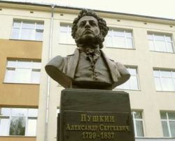 В Могилеве удалят "агрессивную" надпись на памятнике Пушкину