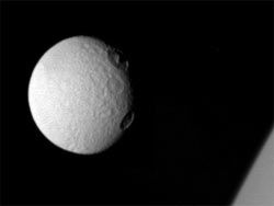 Зонд Cassini запечатлел "кратеры-глаза" на спутнике Сатурна
