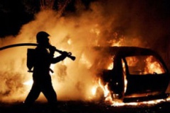 Горящая «четвёрка» подожгла стоящую рядом машину в Губкине