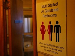 В США школьнику-трансгендеру запретили ходить в туалет для мальчиков