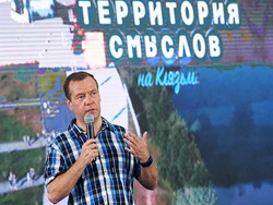 Медведев призвал не сравнивать зарплаты силовиков и педагогов