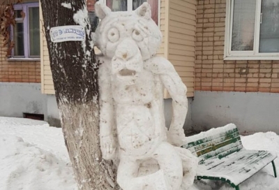 Губкинский скульптор порадовал горожан снежным волком и замком