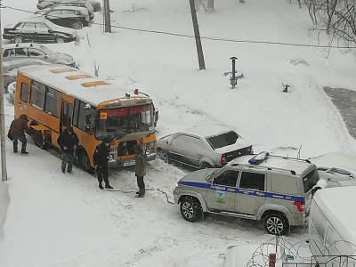 Полицейские помогли вытащить школьный автобус, который застрял в снегу