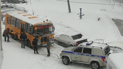 В Белгороде школьный автобус застрял в сугробе, объезжая пробку