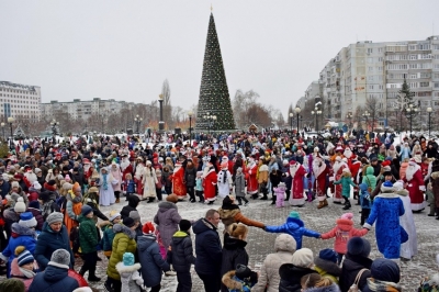 В Губкине Дед Морозы и Снегурочки вышли на парад