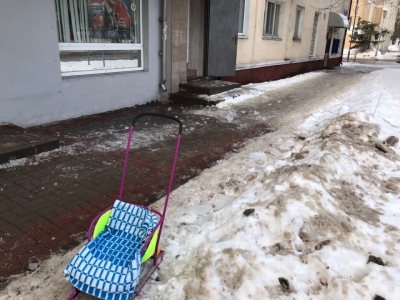В Белгороде на маленького ребенка чуть не упала огромная сосулька